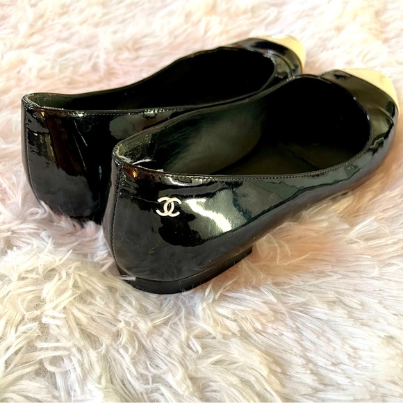 CHANEL Coco Chanel Black Patent Leather Cap-Toe CC Ballet Flats Size 38 Euro - Picture 3 of 6
